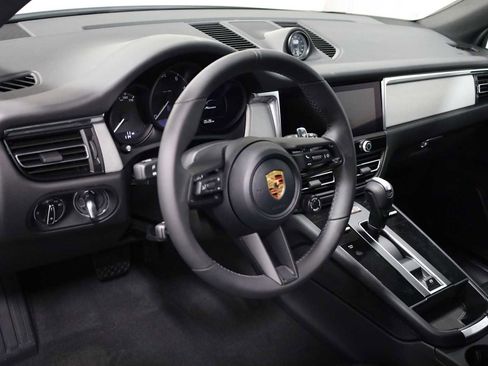 Certified 2026 Porsche Macan AWD/4WD image 4