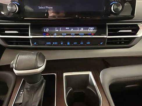 Used 2021 Toyota Sienna XLE FWD image 21