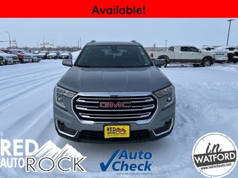 Used 2024 GMC Terrain SLT image 3