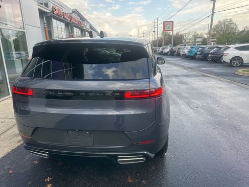 Used 2025 Land Rover Range Rover Sport SE image 6