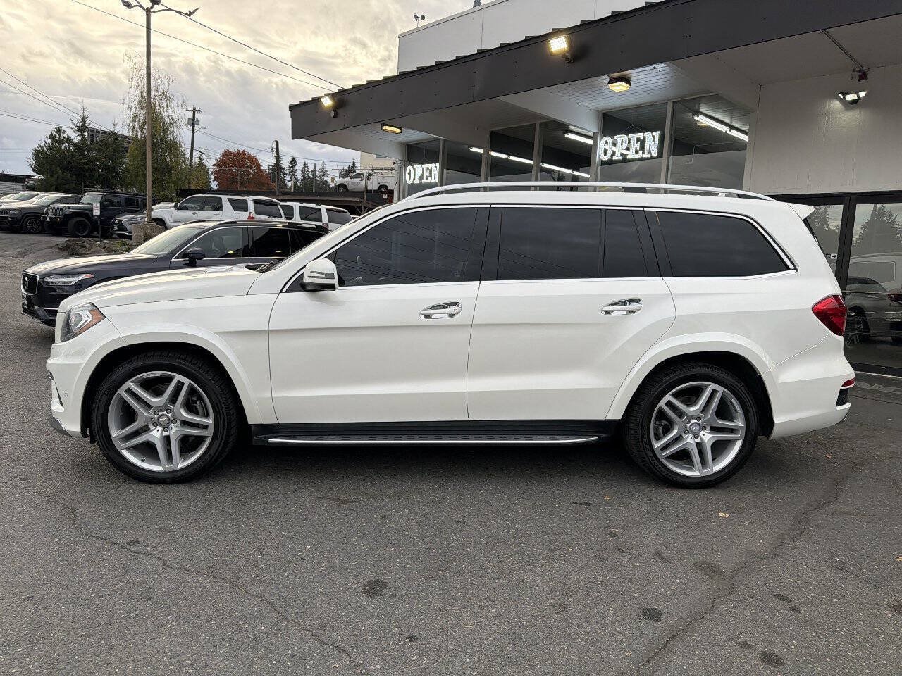 Used 2015 Mercedes-Benz GL 550 4MATIC w/ Driver Assistance Package image 3