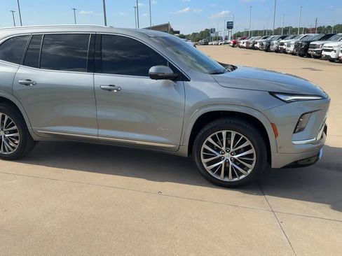 Used 2025 Buick Enclave Avenir w/ Super Cruise Package FWD image 2