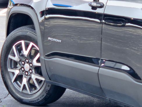 Used 2023 GMC Acadia SLE image 12