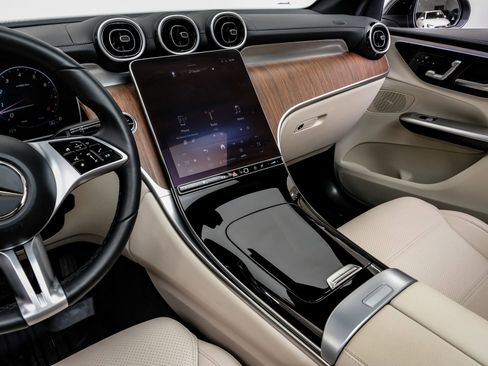 Used 2024 Mercedes-Benz GLC 300 4MATIC image 27