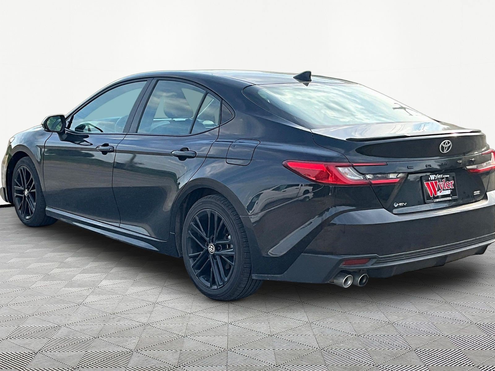 Used 2025 Toyota Camry SE FWD image 4