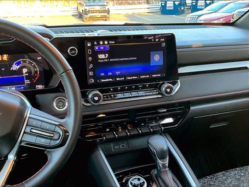 Used 2024 Chevrolet Colorado Z71 w/ Z71 Convenience Package 2 image 18