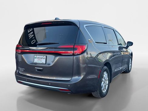 Used 2023 Chrysler Pacifica Touring-L image 5