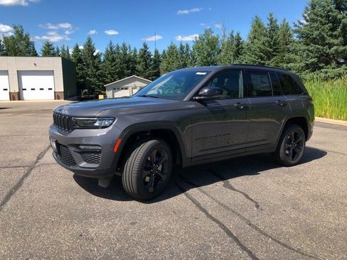New 2025 Jeep Grand Cherokee Limited w/ Black Appearance Package image 9