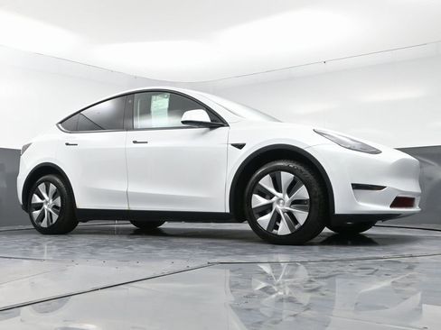 Used 2022 Tesla Model Y Long Range image 52