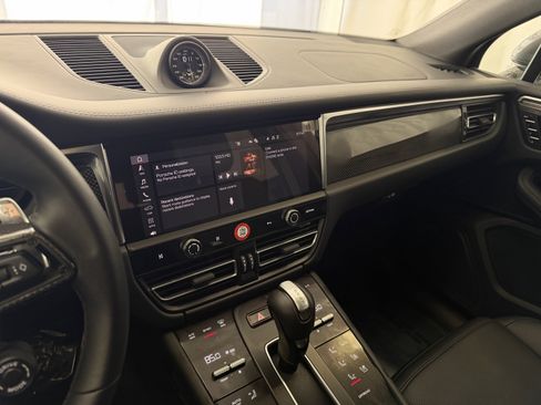 Certified 2025 Porsche Macan image 18