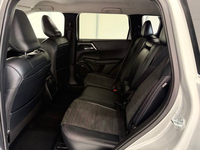 Used 2025 Mitsubishi Outlander SE AWD/4WD image 17