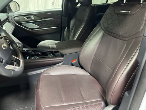 Used 2025 Ford Explorer Platinum w/ LUX Leather Package image 22