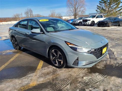 Used 2021 Hyundai Elantra SEL w/ Convenience + Premium Package image 4