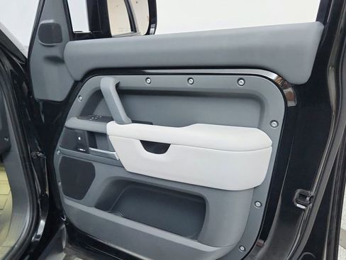 Used 2025 Land Rover Defender 110 S image 23