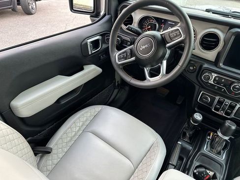 Used 2023 Jeep Gladiator Overland image 17