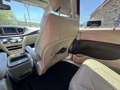 Used 2019 Chrysler Pacifica Touring-L FWD image 19