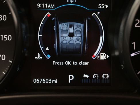 Used 2017 Jaguar F-PACE Premium image 27