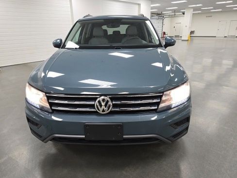 Used 2021 Volkswagen Tiguan SE w/ Panoramic Sunroof Package image 2