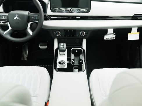 New 2025 Mitsubishi Outlander SEL image 28