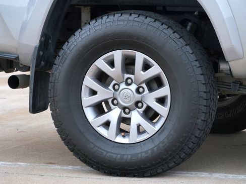 Used 2018 Toyota Tacoma SR5 RWD image 32