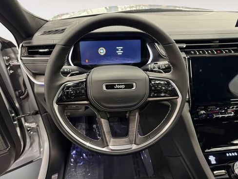 New 2025 Jeep Grand Cherokee Overland w/ Luxury Tech Group IV AWD/4WD image 12