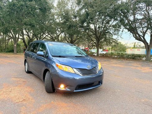 Used 2013 Toyota Sienna XLE image 3