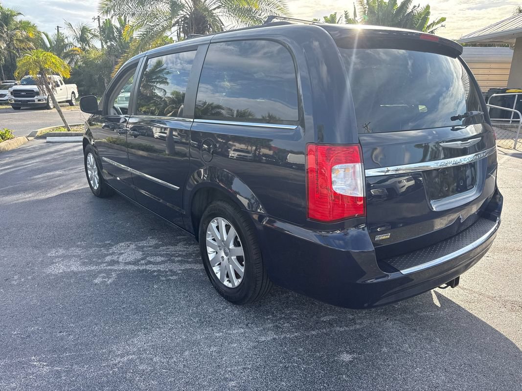 Used 2014 Chrysler Town & Country Touring FWD image 3