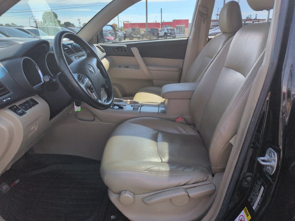 Used 2013 Toyota Highlander FWD w/ Cold Weather Pkg image 9