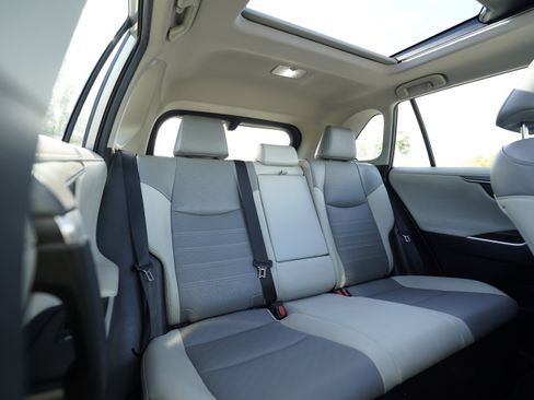 Used 2021 Toyota RAV4 Limited image 11