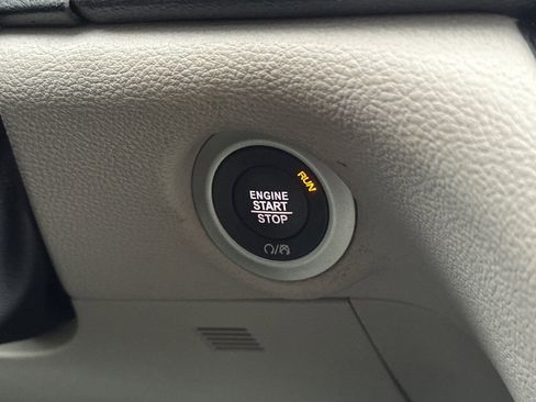 Used 2024 Chrysler Pacifica Select image 26