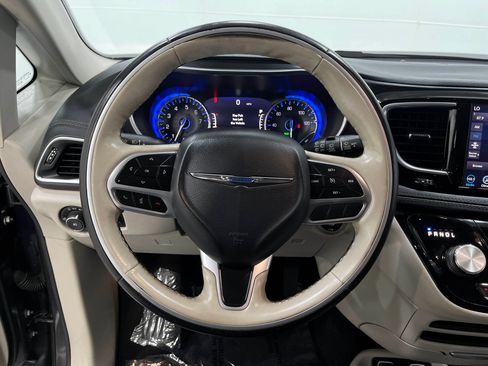 Used 2020 Chrysler Pacifica Limited FWD image 21