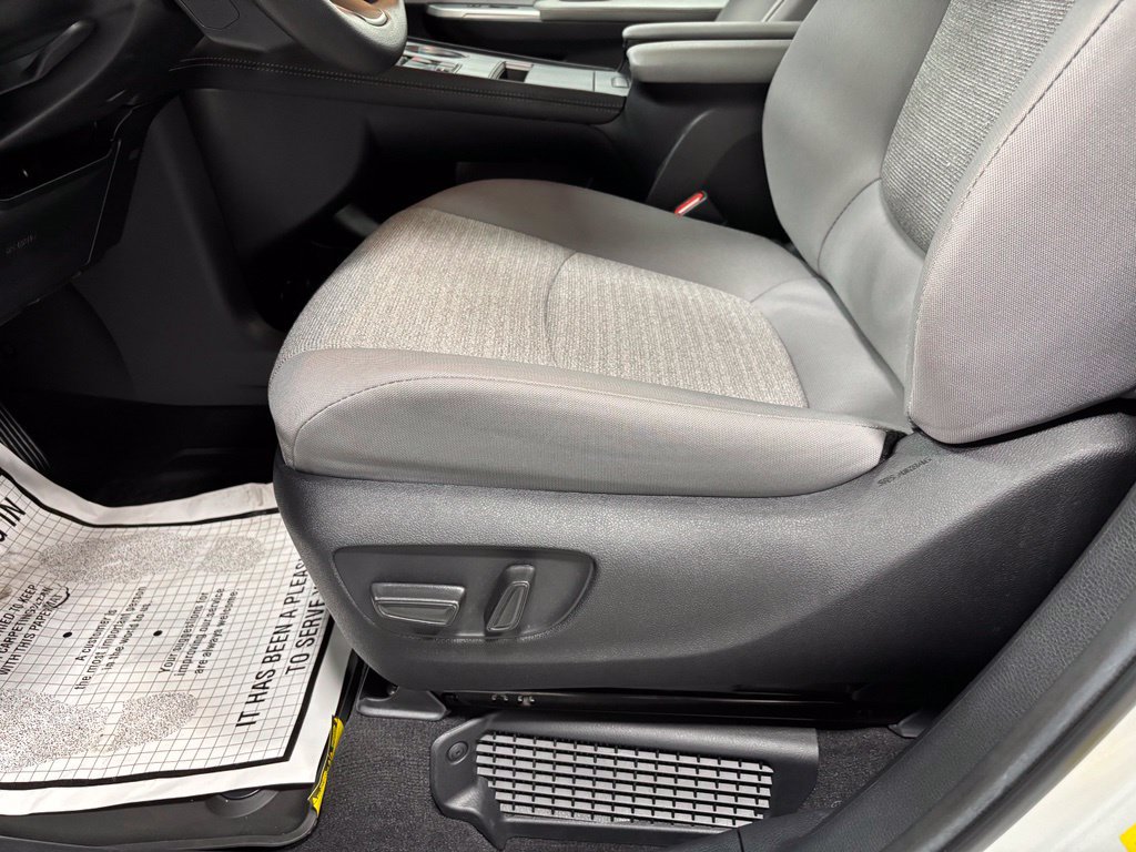 Used 2026 Toyota Sienna LE FWD image 12