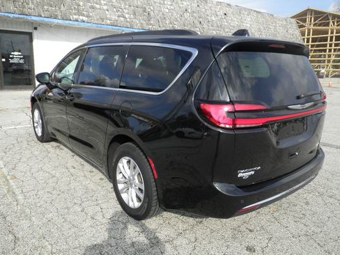 Used 2022 Chrysler Pacifica Touring image 5