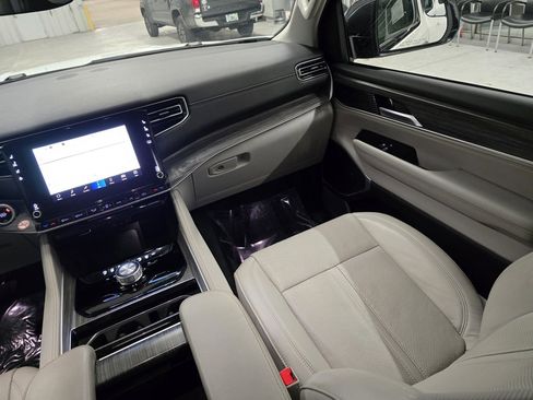 Used 2024 Jeep Wagoneer Series II w/ Flexible Seating Group image 39