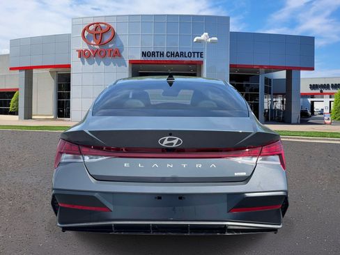 Used 2025 Hyundai Elantra Limited FWD image 5