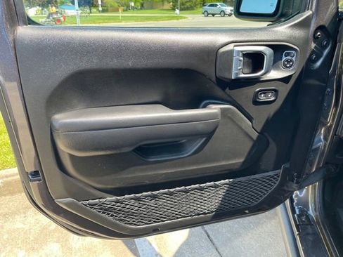 Used 2025 Jeep Wrangler Unlimited Rubicon AWD/4WD image 23