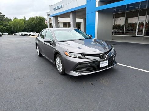 Used 2018 Toyota Camry LE FWD image 2