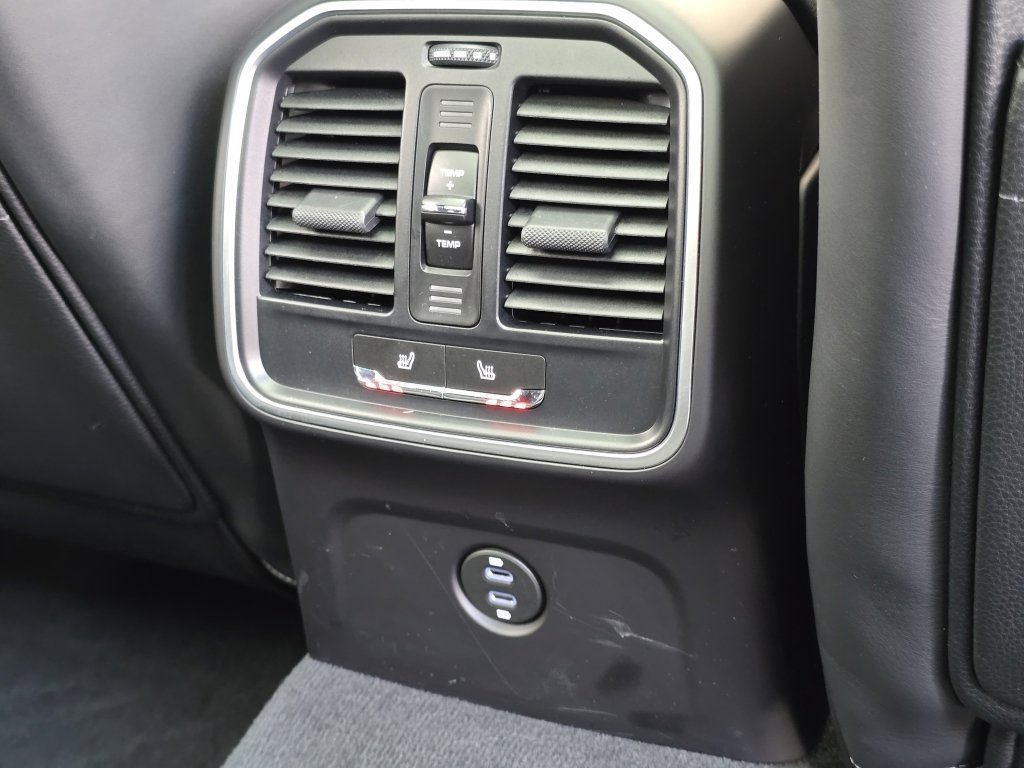 Certified 2024 Porsche Macan AWD/4WD image 40