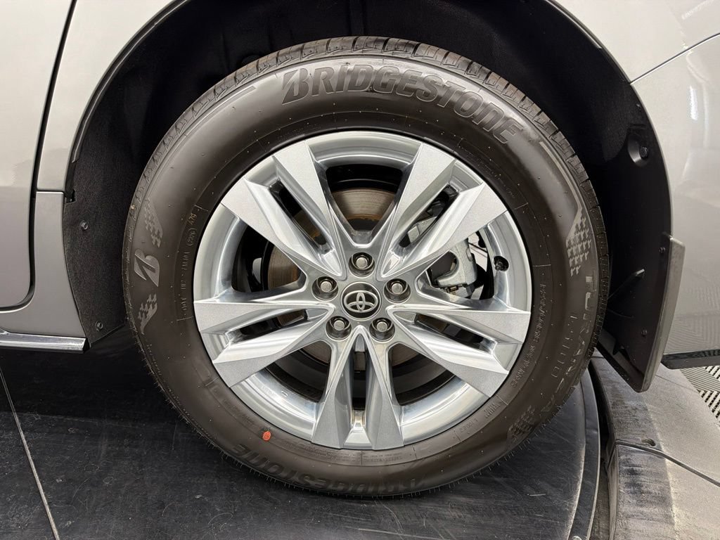 Used 2026 Toyota Sienna Limited FWD image 16