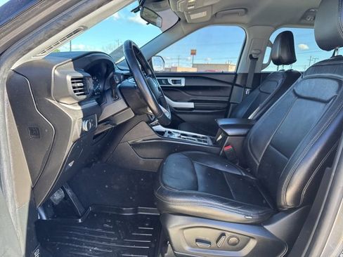 Used 2022 Ford Explorer XLT image 2