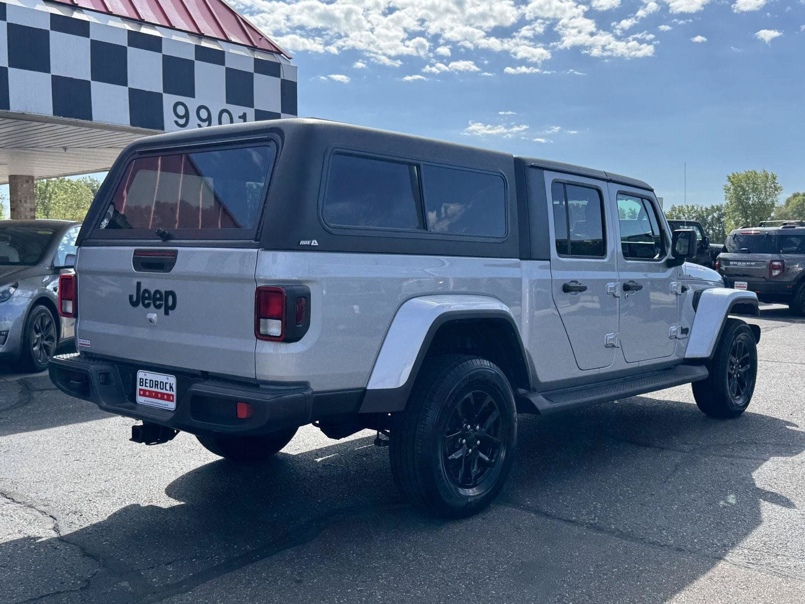 Used 2023 Jeep Gladiator Sport AWD/4WD image 7