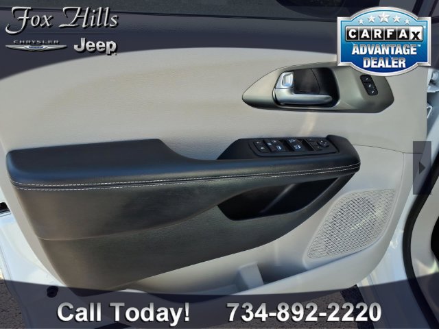 Used 2023 Chrysler Pacifica Touring-L FWD image 15