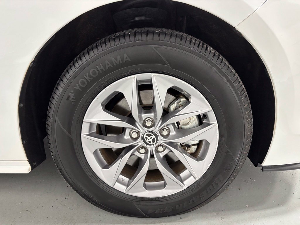 Used 2026 Toyota Sienna LE FWD image 69