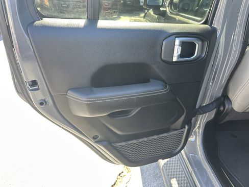 Used 2020 Jeep Gladiator Overland w/ Trailer Tow Package image 24