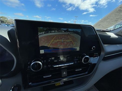 Used 2023 Toyota Highlander Limited image 22