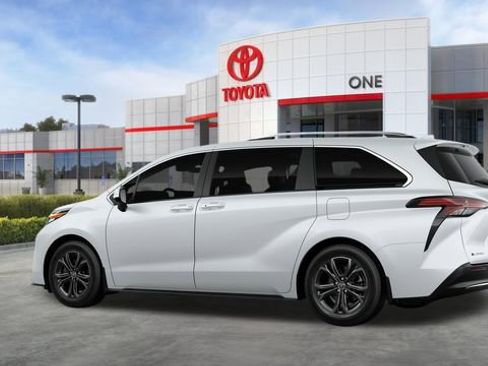 New 2026 Toyota Sienna Platinum image 6