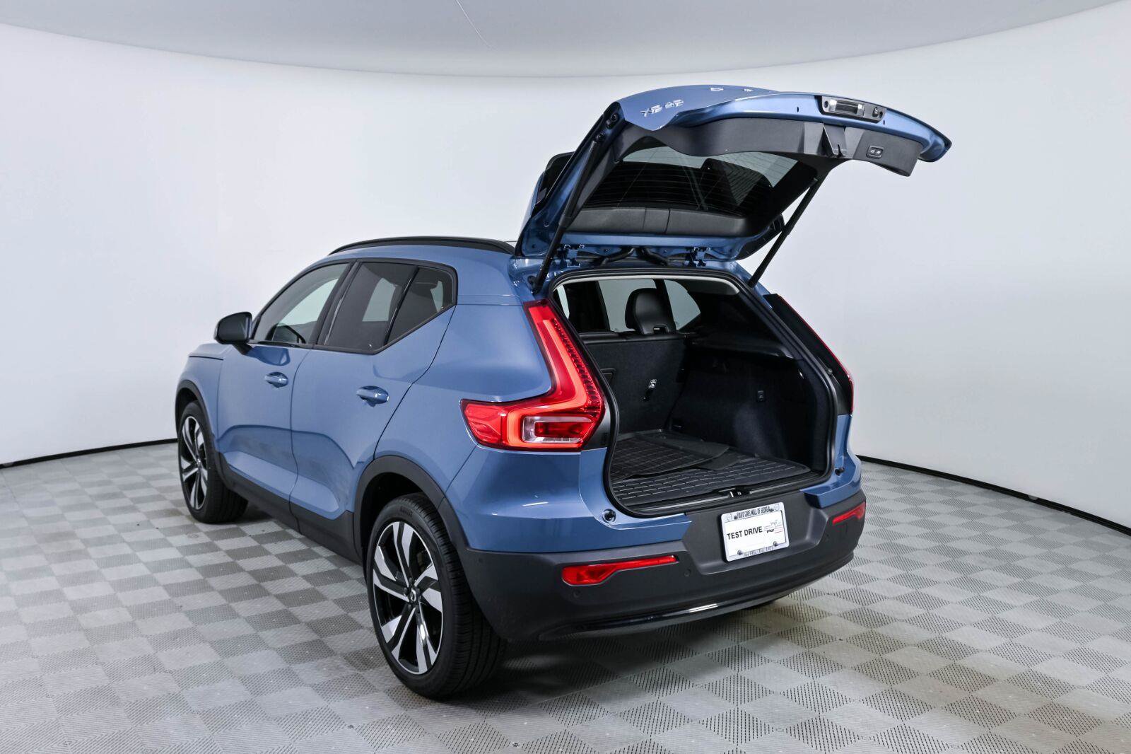 Used 2024 Volvo XC40 B5 Plus w/ Protection Package Premier AWD/4WD image 32
