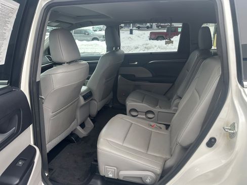 Used 2015 Toyota Highlander Limited image 12