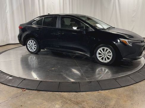 Used 2024 Toyota Corolla XLE image 3