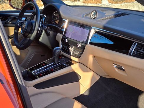 Used 2025 Porsche Macan image 38
